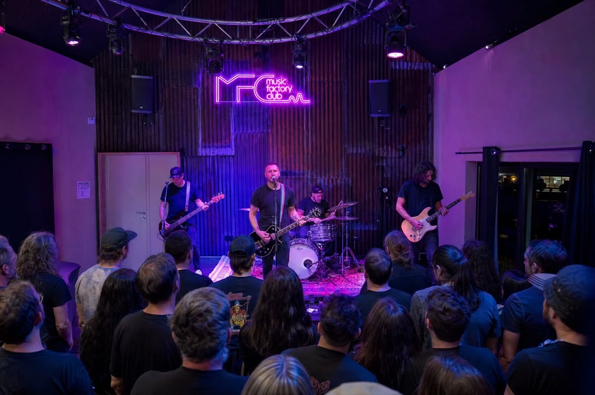 Concert live sur la scène du Music Factory Club, sous le néon MFC