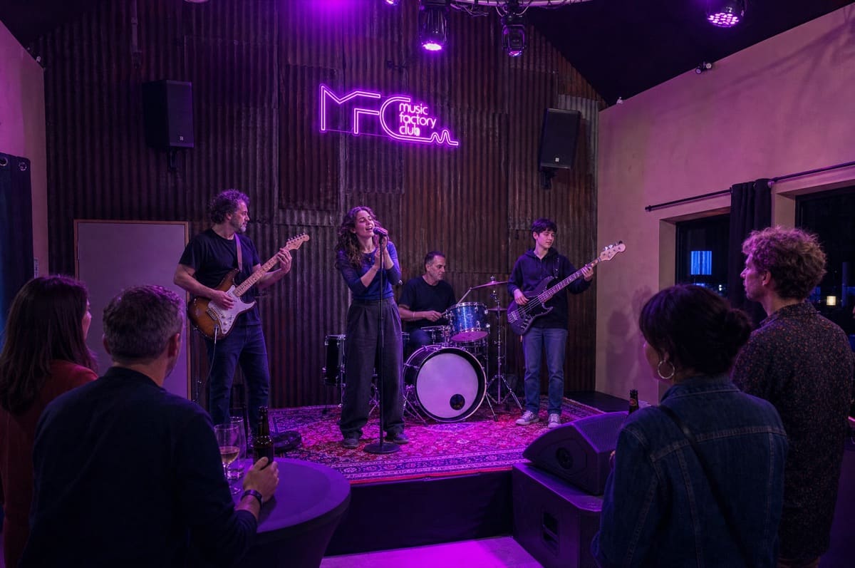 Jam session entre musiciens de tous âges au Music Factory Club