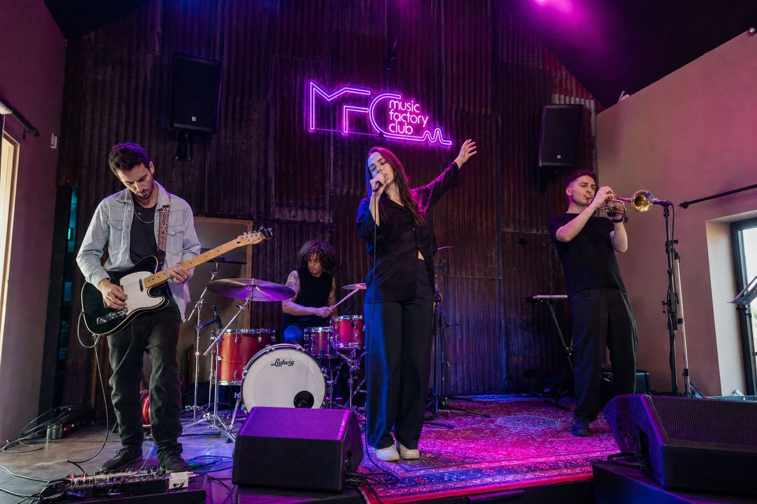 Un groupe en concert sur la scène du Music Factory Club à Haversin