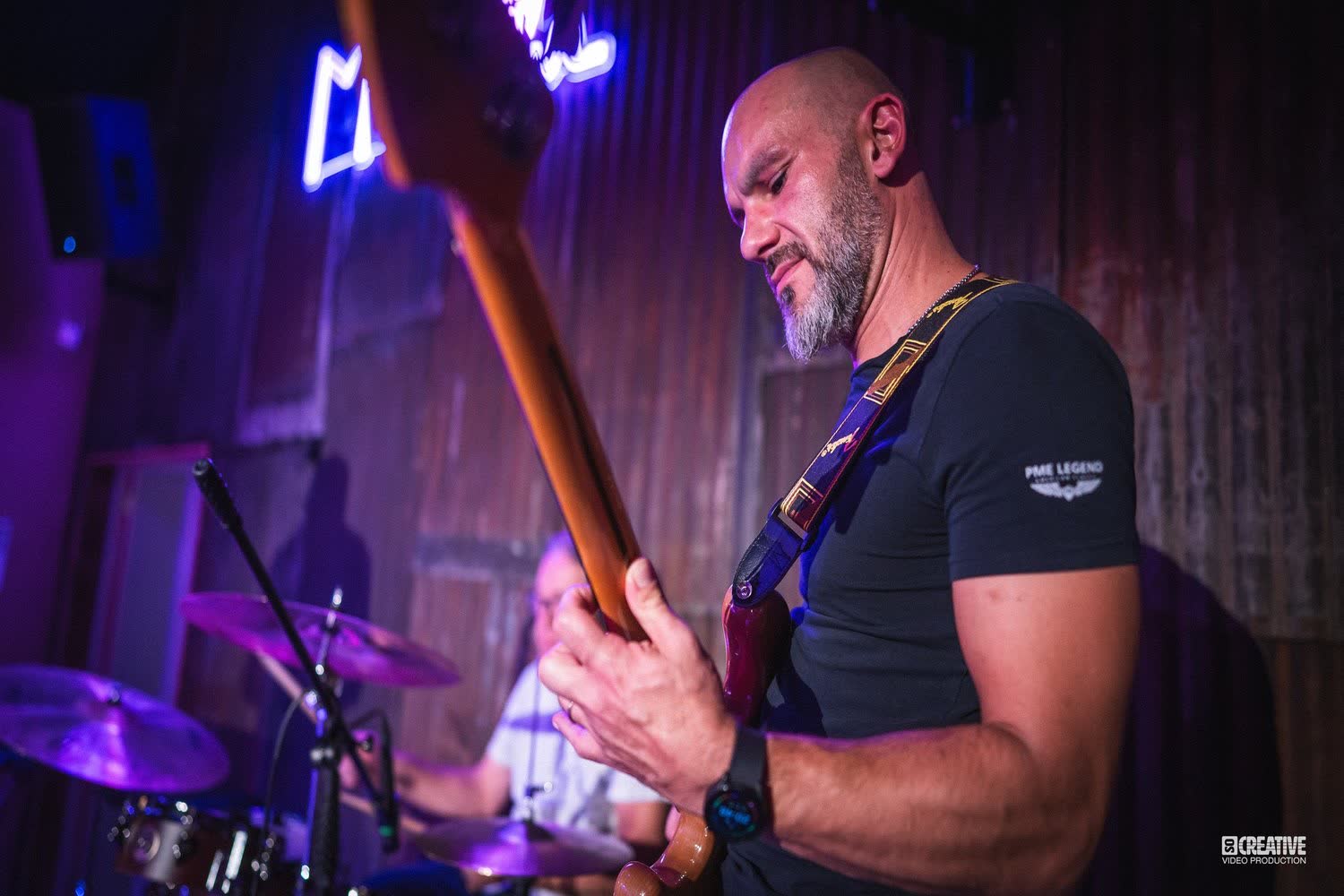 Guitariste en concert sur la scène du Music Factory Club