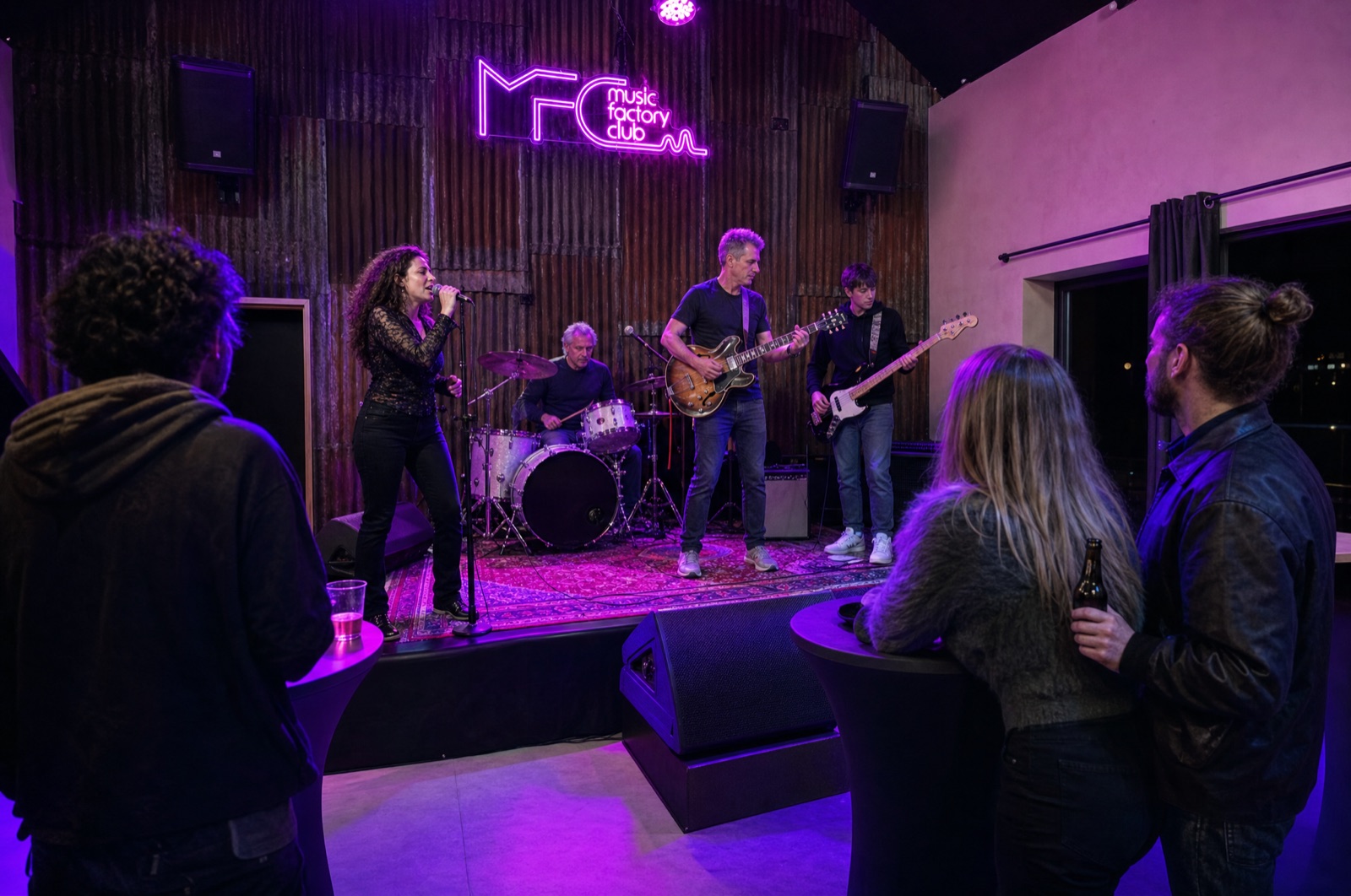 Jam session au Music Factory Club : groupe sur la scène au tapis persan, public aux mange-debout