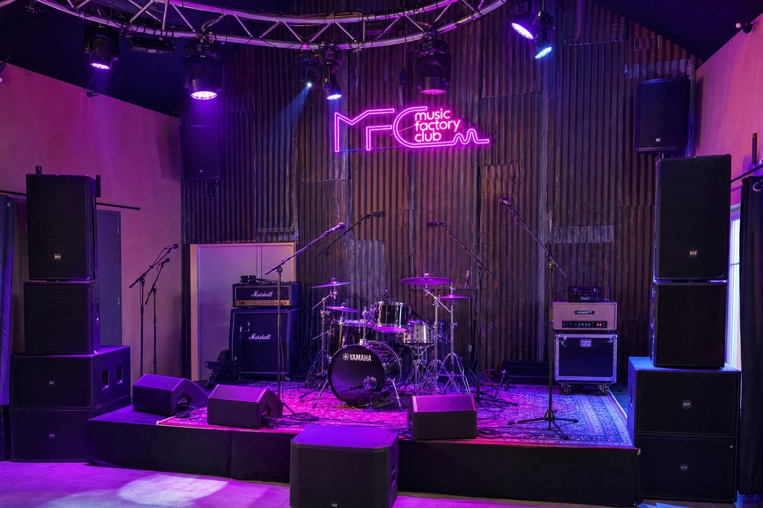 La scène équipée du Music Factory Club à Haversin : sonorisation, éclairage et instruments prêts pour un concert