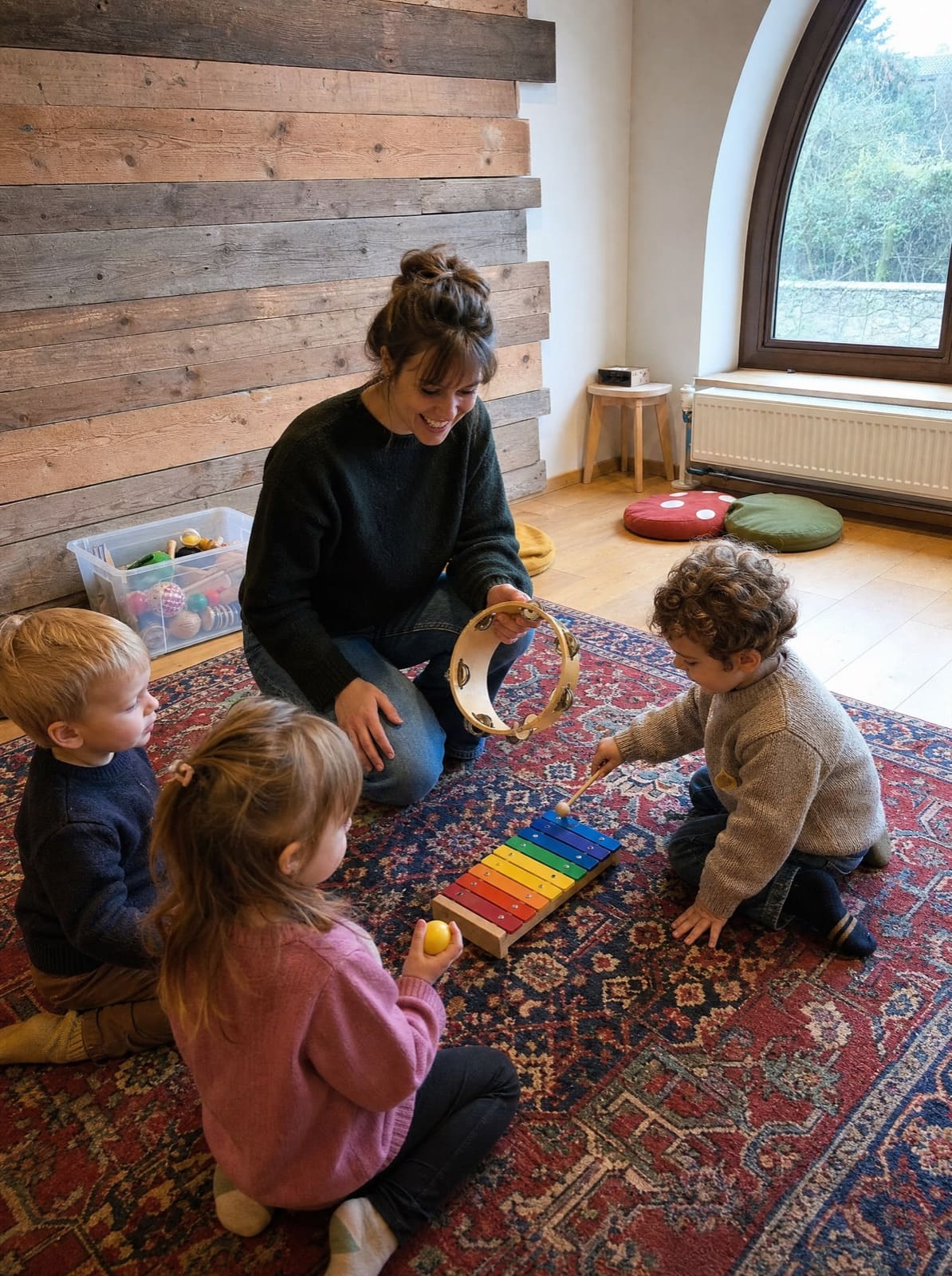 Une professeure fait de la musique avec un groupe de tout-petits en éveil musical