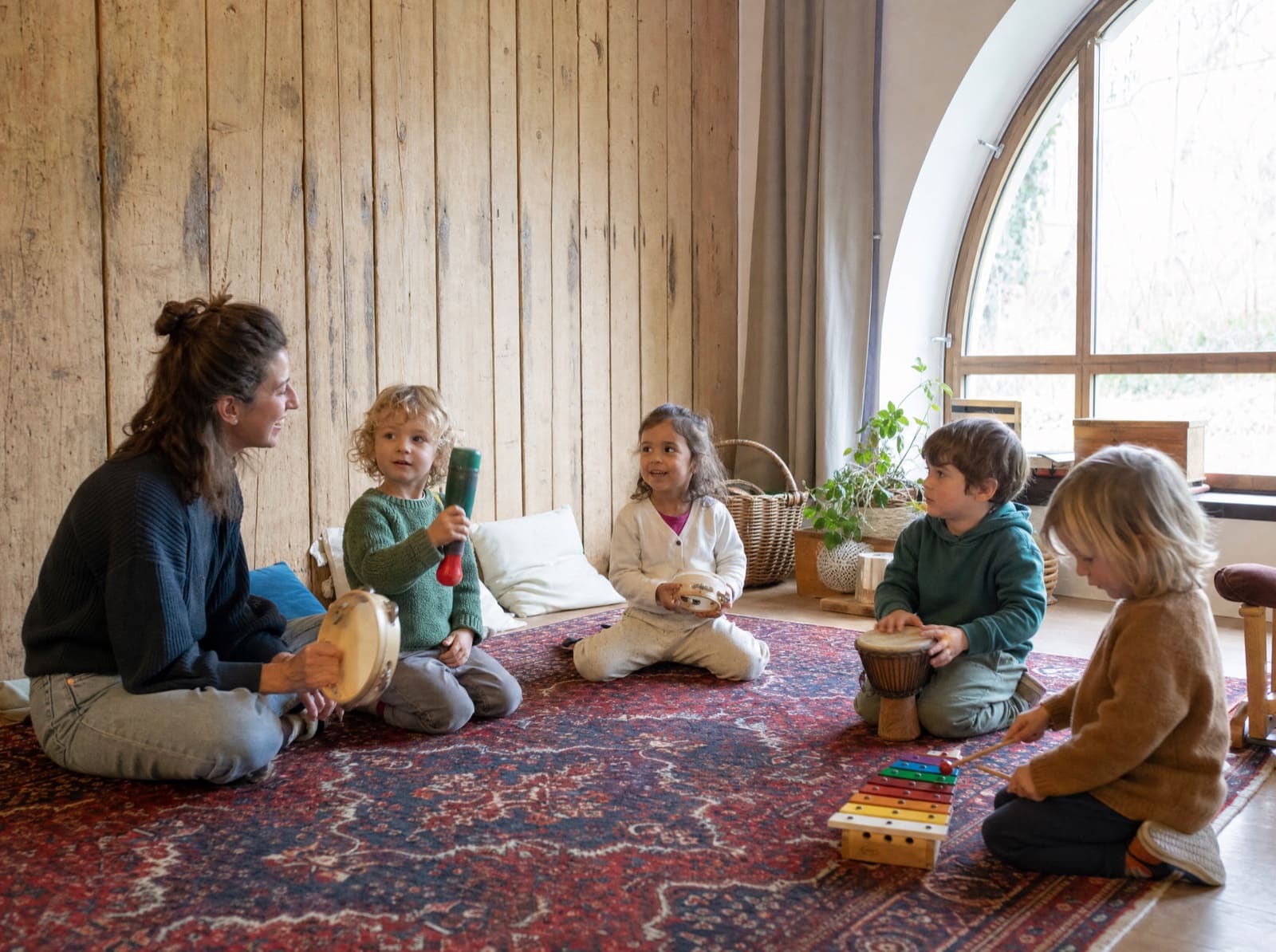 Un cercle d'éveil musical : une professeure et des tout-petits avec des percussions