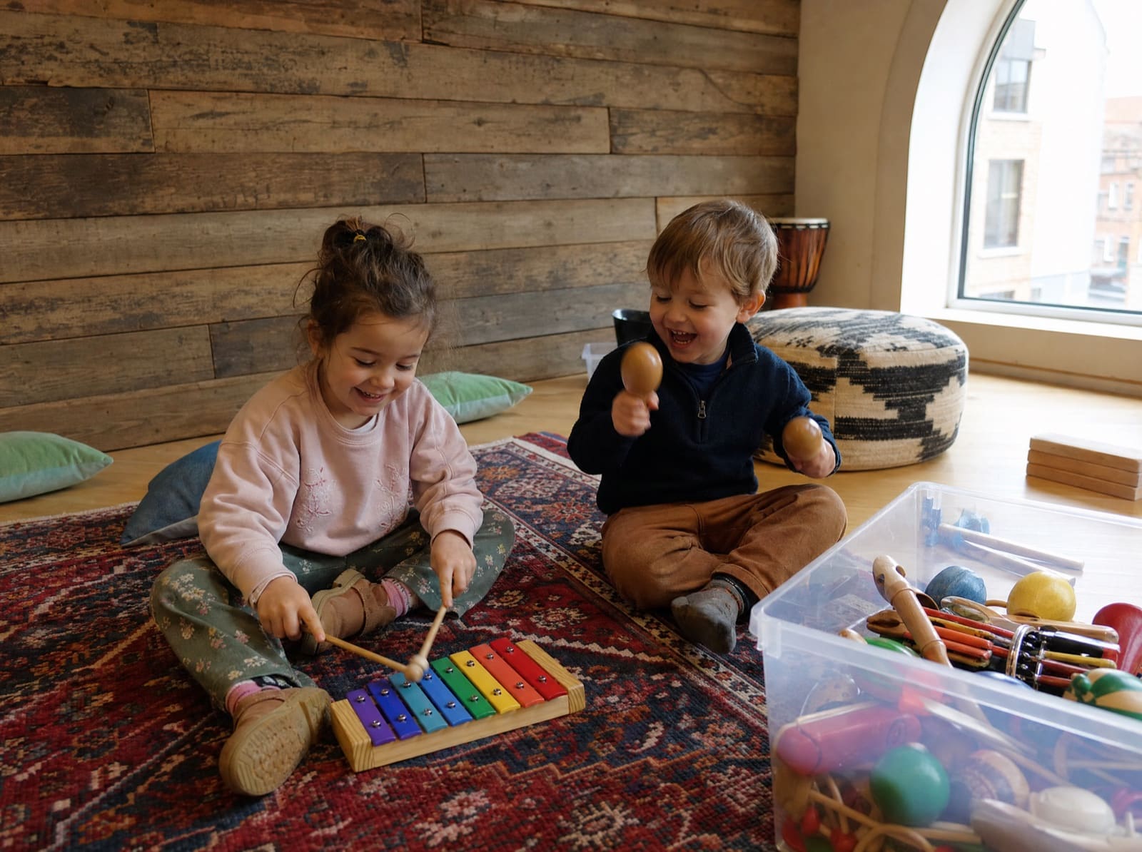 Deux tout-petits jouent du xylophone et des shakers pendant l'éveil musical