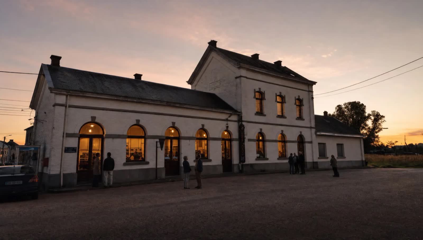 L'ancienne gare de Haversin à la tombée du jour