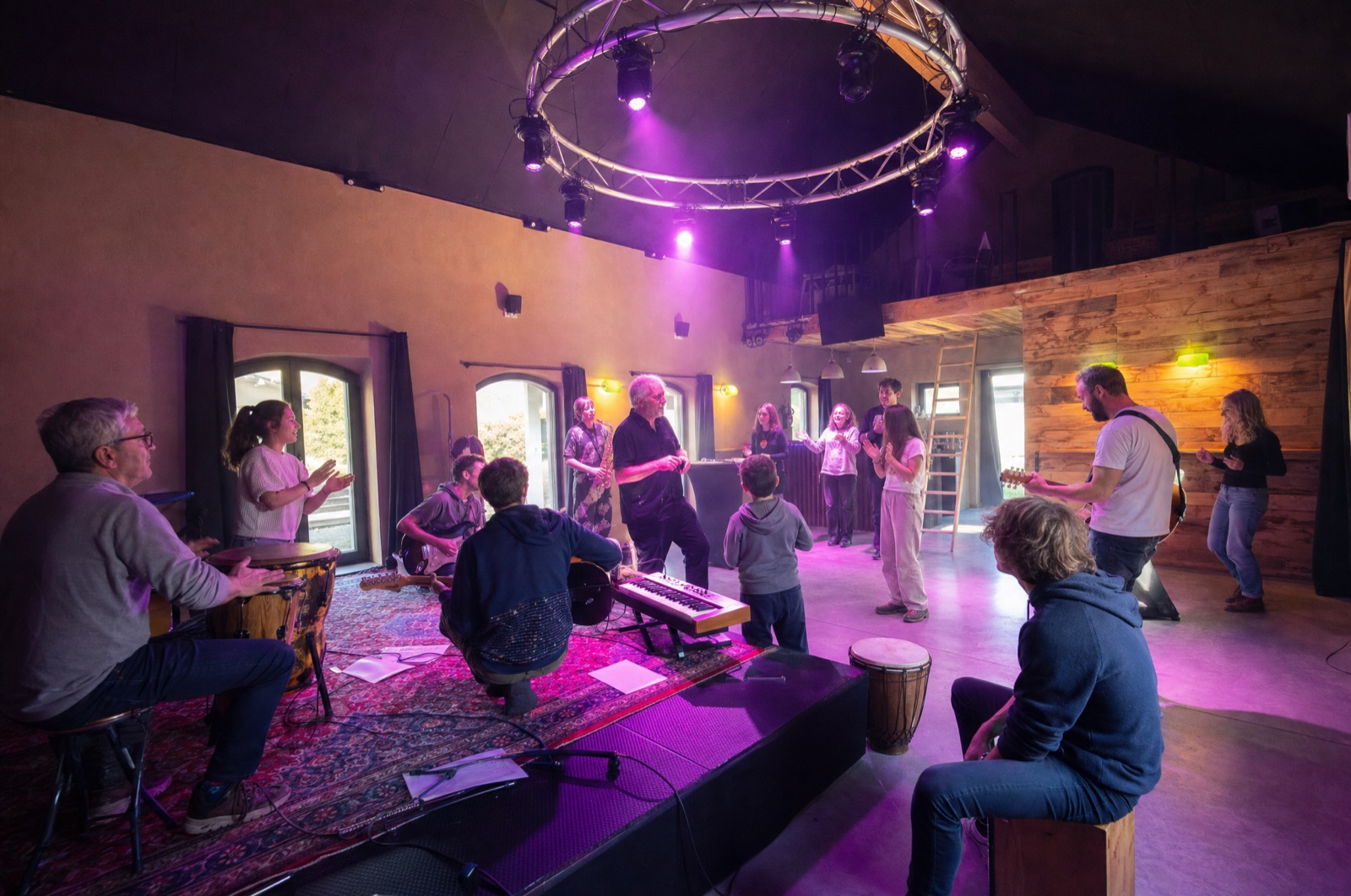 Cours de musique en groupe, tous âges confondus, dans la salle du Music Factory Club à Haversin
