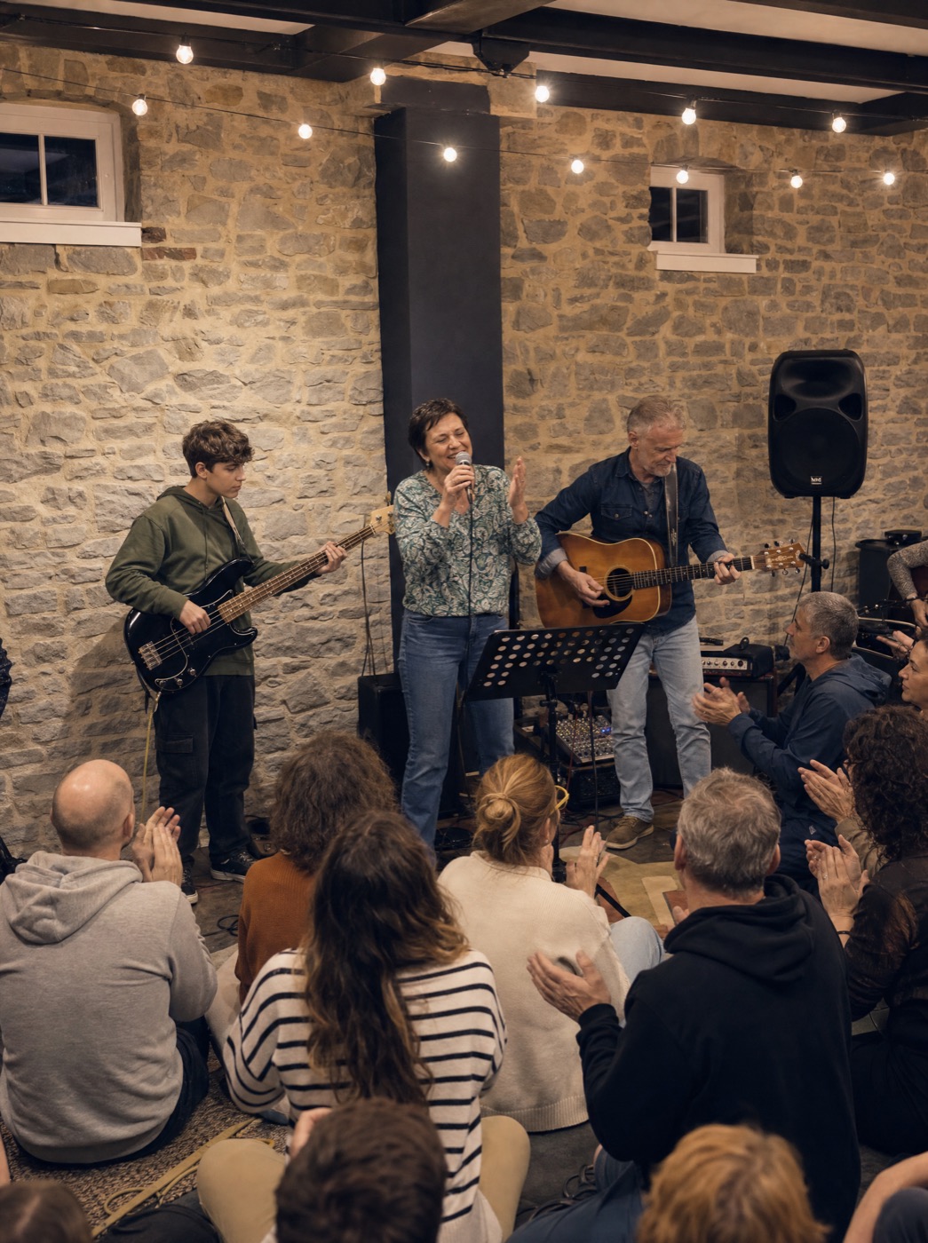 Concert de clôture du stage de musique pour adultes, sous les guirlandes du gîte