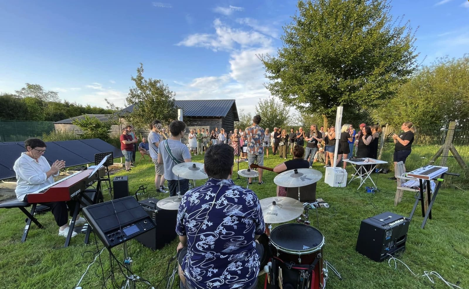Cours d'ensemble en plein air dans le jardin du gîte du Champ du Coq