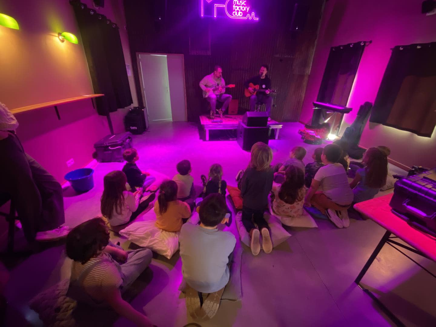 Des enfants jouent de la musique ensemble